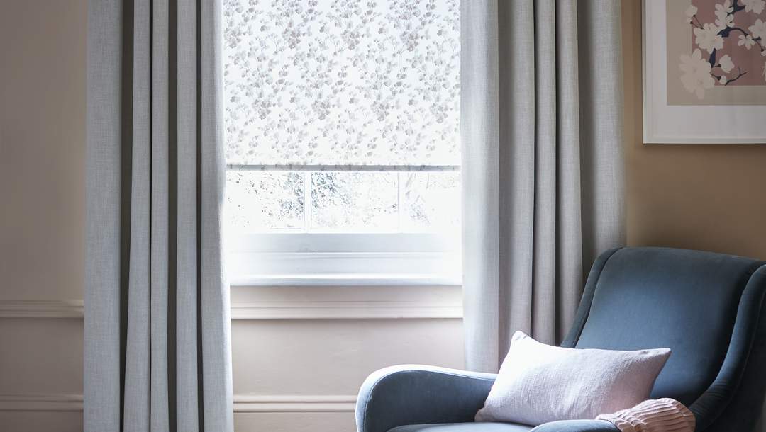 Layer with Roller Blinds
